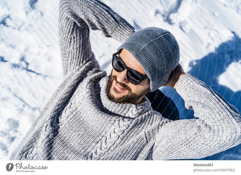 Glücklicher Mann entspannt im Winter winterlich Winterzeit glücklich glücklich sein glücklichsein Männer männlich Erwachsener erwachsen Mensch Menschen Leute