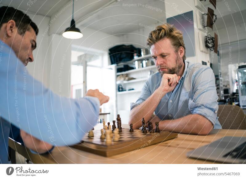 Zwei Männer spielen Schach Mann männlich Brettspiel Brettspiele Gesellschaftsspiel Gesellschaftsspiele Spiel Spiele Erwachsener erwachsen Mensch Menschen Leute