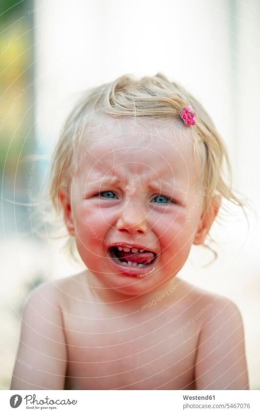 Porträt eines weinenden kleinen Mädchens Mimik Mienenspiel Gesichtsausdruck Zunge herausstrecken Zunge rausstrecken Zunge herausgestreckt Textfreiraum Ärger