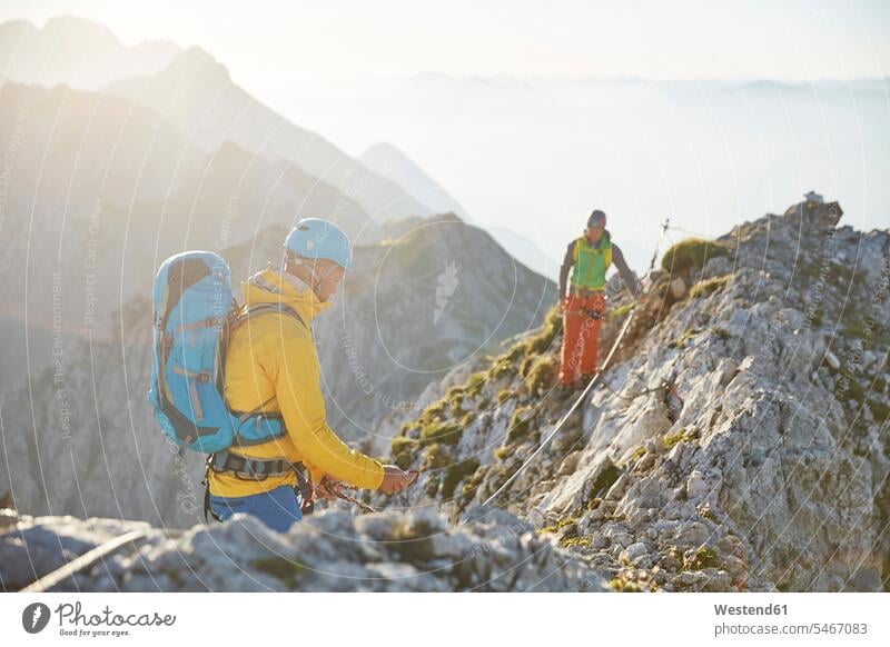 Österreich, Tirol, Innsbruck, Bergsteiger am Klettersteig Nordkette Abenteuer abenteuerlich klettern steigen Klettersport Klettern Alpinismus Sport Alpinisten