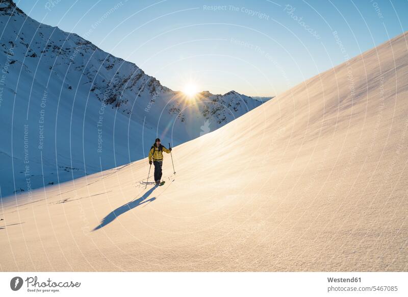 Mann während Skitour, Lenzerheide, Graubünden, Schweiz Jahreszeiten winterlich Winterzeit Kälte Muße auf Achse in Bewegung bewegen sich bewegen Travel Ferien