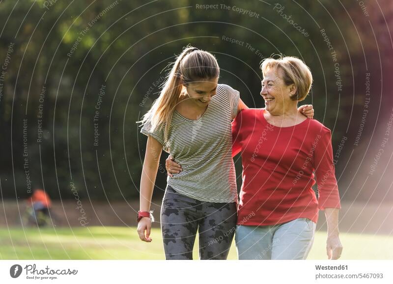 Enkelin und Großmutter haben Spaß, joggen zusammen im Park Grossmutter Oma Grossmama Großmütter Omi Joggen Jogging Parkanlagen Parks Gemeinsam Zusammen