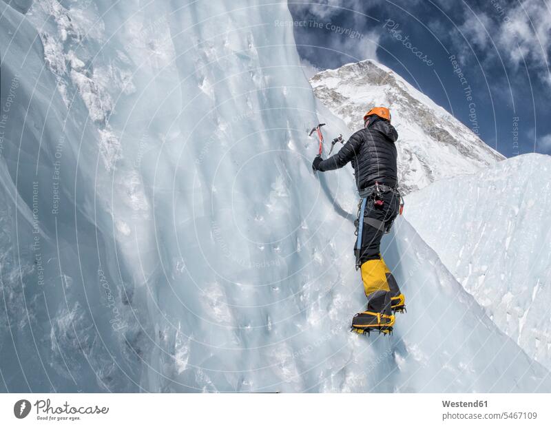 Nepal, Solo Khumbu, Everest, Bergsteiger beim Klettern am Eisfall Europäer Kaukasier Europäisch kaukasisch Faszination Ehrfurcht einflößend faszinierend