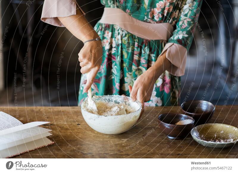 Junge Frau bei der Zubereitung von Kuchenteig, Teilansicht Teig zubereiten kochen Essen zubereiten weiblich Frauen Food Food and Drink Lebensmittel