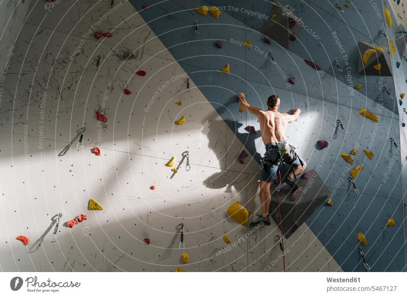 Mann ohne Hemd klettert in einer Kletterhalle an der Wand (value=0) Leute Menschen People Person Personen Europäisch Kaukasier kaukasisch 1 Ein ein Mensch