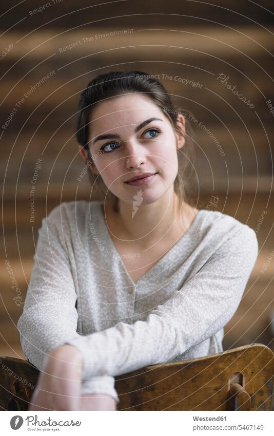 Porträt einer entspannten jungen Frau, die in die Ferne schaut Leute Menschen People Person Personen Europäisch Kaukasier kaukasisch 1 Ein ein Mensch