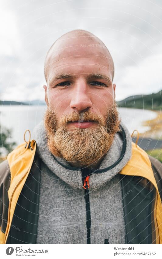 Porträt eines Reisenden auf den Lofoten Mann Männer männlich Wanderer unterwegs auf Achse in Bewegung Portrait Porträts Portraits Reisender Erwachsener