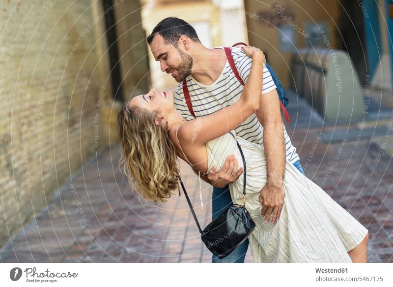 Spanien, Andalusien, Malaga, glückliches Paar umarmt in der Stadt Pärchen Paare Partnerschaft Glück glücklich sein glücklichsein staedtisch städtisch umarmen
