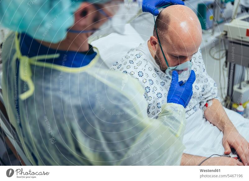 Arzt, der einen Patienten auf der Notfallstation eines Krankenhauses künstlich beatmet Gesundheit Gesundheitswesen medizinisch Erkrankung Erkrankungen