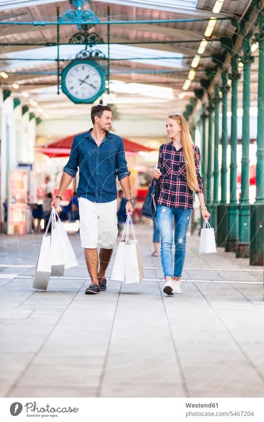 Junges Paar beim Einkaufsbummel Tuete Tueten Tüten Einkaufstüten gehend geht Kauf Einkaufen shoppen shopping freuen Glück glücklich sein glücklichsein zufrieden