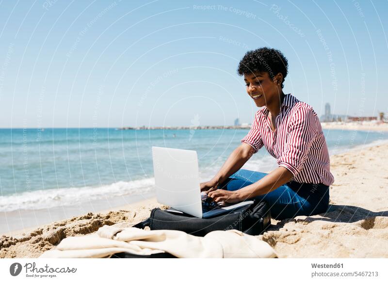 Frau sitzt am Strand, während sie mit dem Laptop arbeitet Leute Menschen People Person Personen gemischtrassig 1 Ein ein Mensch eine nur eine Person single