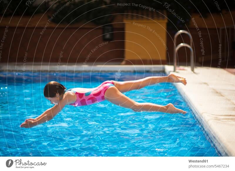 Junges Mädchen springt Kopf zuerst in den Pool im Sommer weiblich Wasser Kopf voran kopfueber kopfüber springen hüpfen Kopfsprung Hecht Gehechteter Sprung