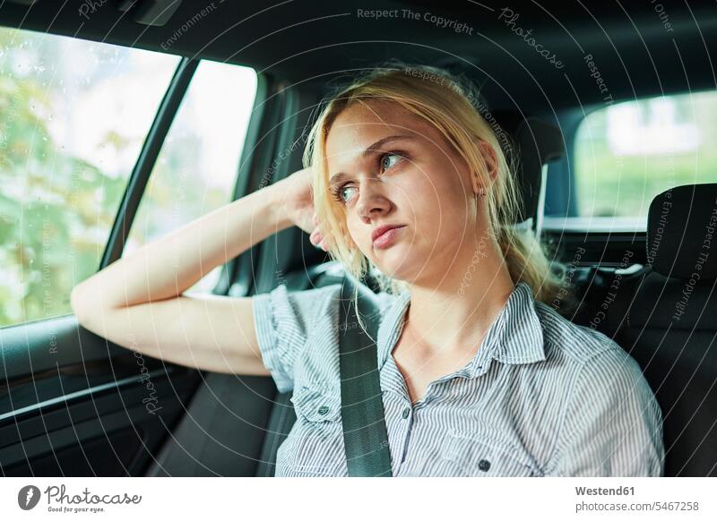 Seriöse blonde junge Frau in einem Auto weiblich Frauen Wagen PKWs Automobil Autos ernst Ernst Ernsthaftigkeit ernsthaft blonde Haare blondes Haar Erwachsener
