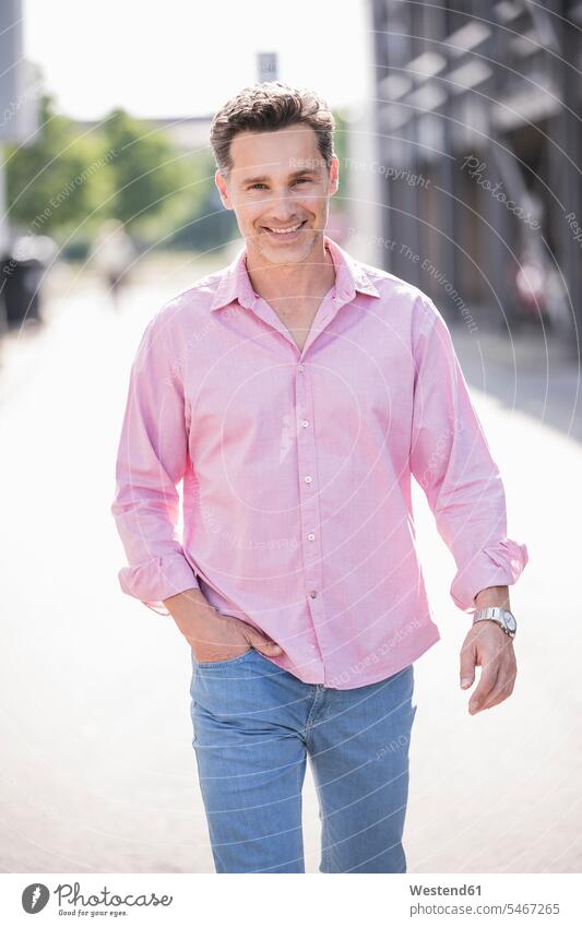 Porträt eines Geschäftsmannes, der ein rosa Hemd trägt geschäftlich Geschäftsleben Geschäftswelt Geschäftsperson Geschäftspersonen Businessmann Businessmänner