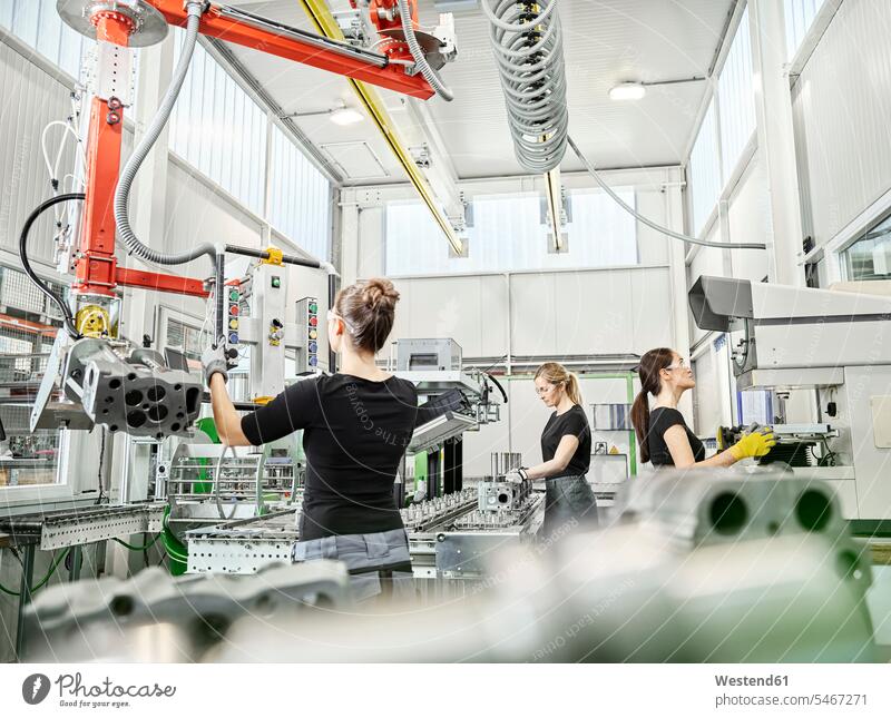 Drei Frauen arbeiten an Maschinen Nordeuropäerin Nordeuropäerinnen Metallverarbeitung braune Haare braunhaarig brünett braunes Haar Sachverstand Sachkenntnis