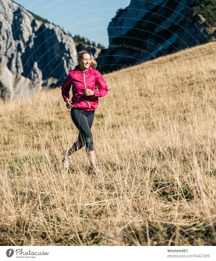 Österreich, Tirol, Frau beim Laufen in den Bergen Gebirge Berglandschaft Gebirgslandschaft Gebirgskette Gebirgszug laufen rennen weiblich Frauen Landschaft