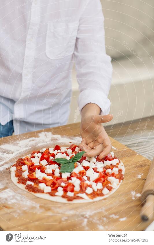Junge beim Zubereiten von Pizza Hemden daheim zu Hause Brauchtum traditionell Essen Essen und Trinken Food Lebensmittel Nahrungsmittel Pizzen Saucen Sosse