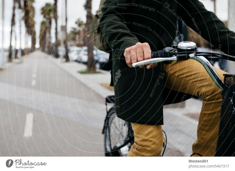 Nahaufnahme eines Mannes auf einem E-Bike auf einer Promenade Männer männlich eBikes E-Bikes Elektrofahrrad Elektrorad fahren Promenaden radfahren fahrradfahren