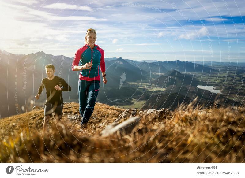 Sportler beim Trailrunning auf dem Bergpfad der Saulingspitze in Bayern, Deutschland Farbaufnahme Farbe Farbfoto Farbphoto Außenaufnahme außen draußen im Freien