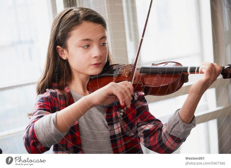 Mädchen spielt Geige während einer Unterrichtsstunde Ausbildung Schueler Schulkinder Schüler Instrument Instrumente Musikinstrumente Saiteninstrumente