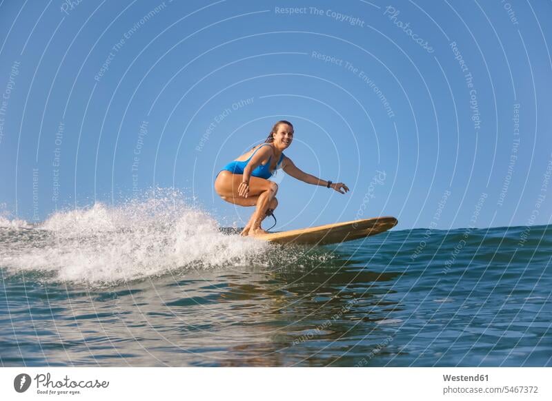 Indonesien, Bali, Batubolong Strand, Schwangere Frau, Surfer im Meer Surferin Wellenreiterinnen Surferinnen Surfbrett Surfbretter surfboard surfboards weiblich
