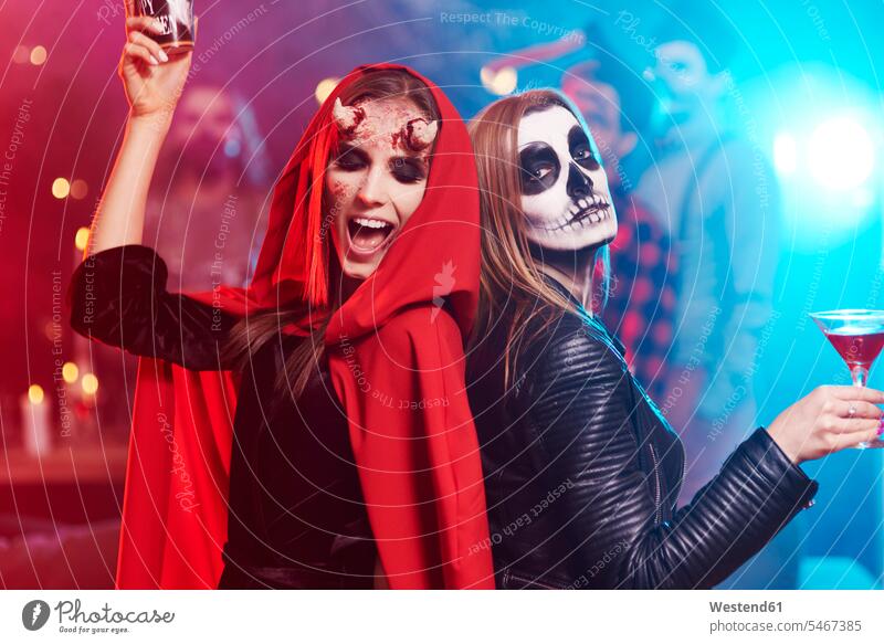 Frauen in gruseligen Kostümen tanzen auf der Halloween-Party Freunde Abend vor Allerheiligen Freundinnen maskiert feiern tanzend Parties Partys Freundschaft