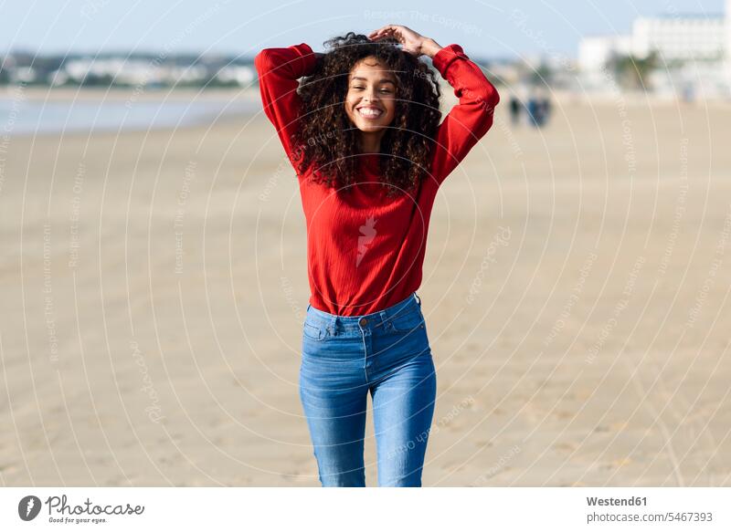 Porträt einer glücklichen jungen Frau am Strand weiblich Frauen Beach Straende Strände Beaches Portrait Porträts Portraits Glück glücklich sein glücklichsein