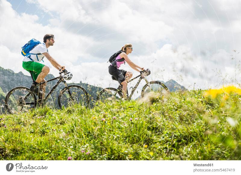 Mountainbike-Paar in den Bergen, Achenkirch, Österreich Rucksäcke auf dem Land auf dem Lande Muße Miteinander Zusammen Lifestyles auf Achse in Bewegung Travel