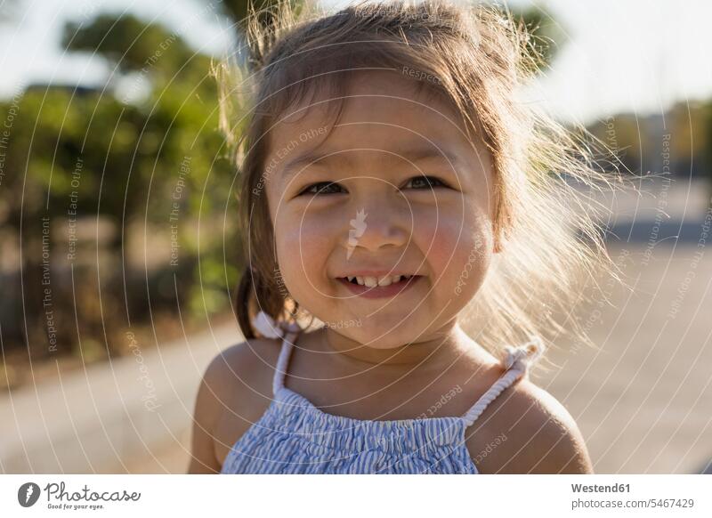 Porträt eines glücklichen kleinen Mädchens im Freien Glück glücklich sein glücklichsein weiblich Kind Kinder Kids Mensch Menschen Leute People Personen
