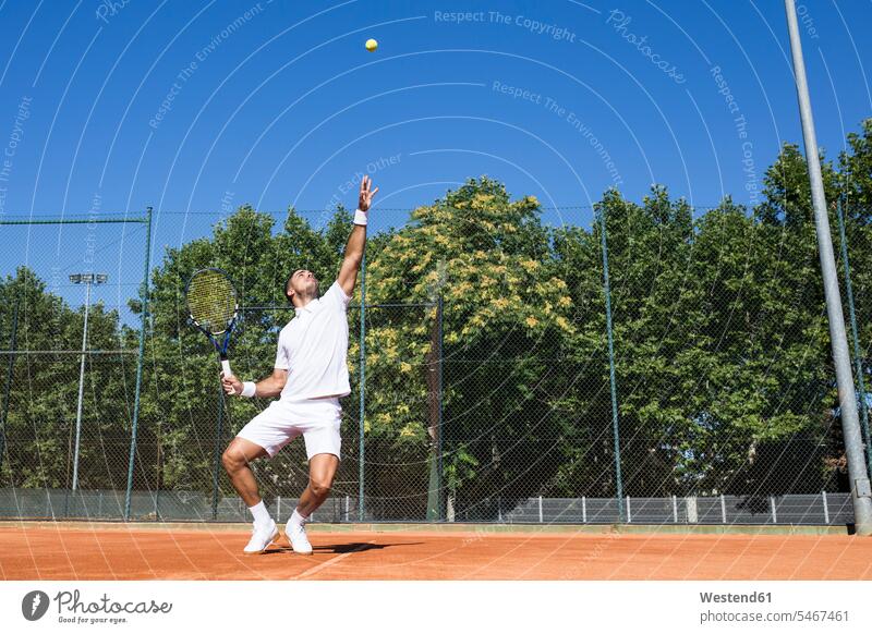 Tennisspieler, der während eines Tennisspiels einen Tennisball serviert Leute Menschen People Person Personen Europäisch Kaukasier kaukasisch 1 Ein ein Mensch