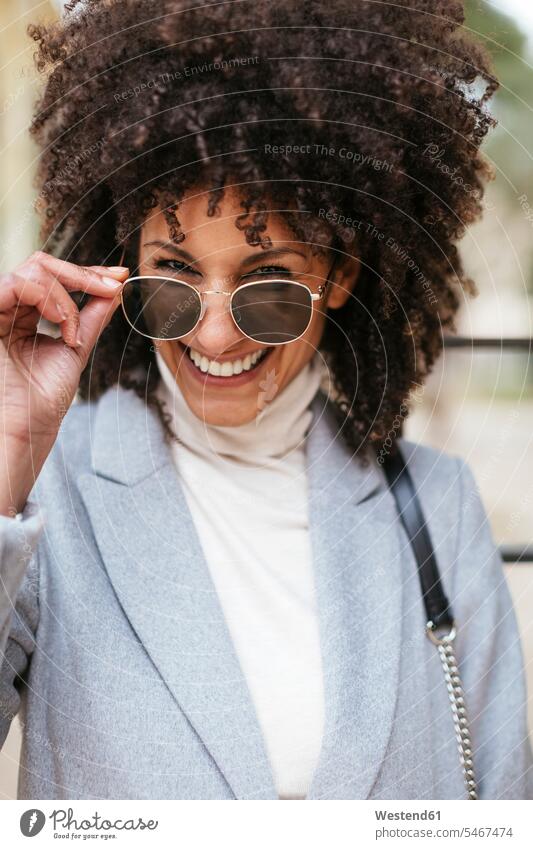 Porträt einer glücklichen Frau mit Sonnenbrille weiblich Frauen Sonnenbrillen Brille Portrait Porträts Portraits Glück glücklich sein glücklichsein Erwachsener