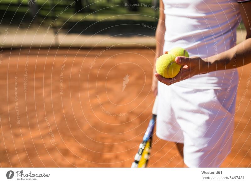Mann hält Tennisbälle während eines Tennisspiels Leute Menschen People Person Personen Europäisch Kaukasier kaukasisch 1 Ein ein Mensch nur eine Person single