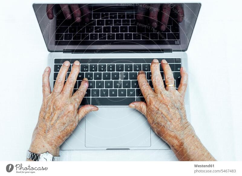 Nahaufnahme der Hände einer älteren Frau mit Laptop auf dem Tisch Farbaufnahme Farbe Farbfoto Farbphoto Spanien Freizeitbeschäftigung Muße Zeit Zeit haben