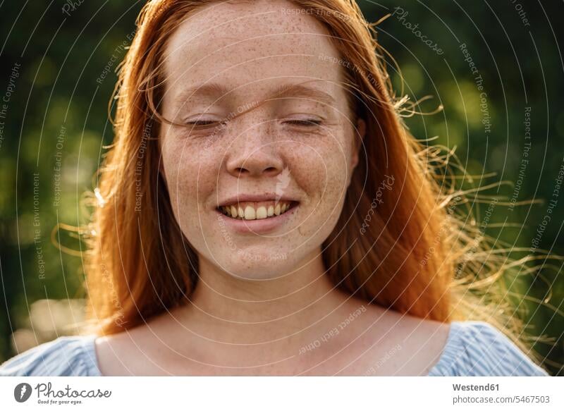 Porträt eines rothaarigen Mädchens Frau weiblich Frauen Gesicht Gesichter rote Haare rotes Haar rothaariger rothaariges Sommersprossen sommersprossig lächeln