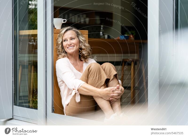 Weiblicher Unternehmer Tag träumen, während an der Tür der Büro-Cafeteria sitzen Farbaufnahme Farbe Farbfoto Farbphoto Außenaufnahme außen draußen im Freien