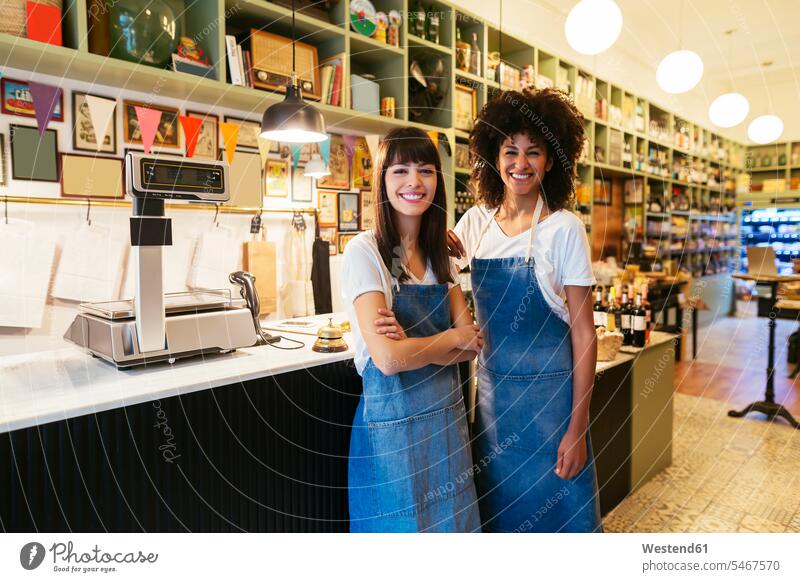 Porträt von zwei lächelnden Frauen in einem Geschäft Portrait Porträts Portraits Shop Laden Läden Geschäfte Shops weiblich Einzelhandel Handel handeln