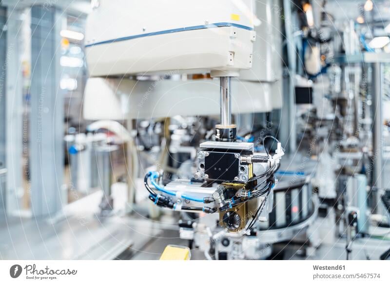Komplizierter Maschinenpark in einer modernen Fabrik, Stuttgart, Deutschland Innenaufnahme Innenaufnahmen innen drinnen Maschinenteil Maschinenteile Fließband