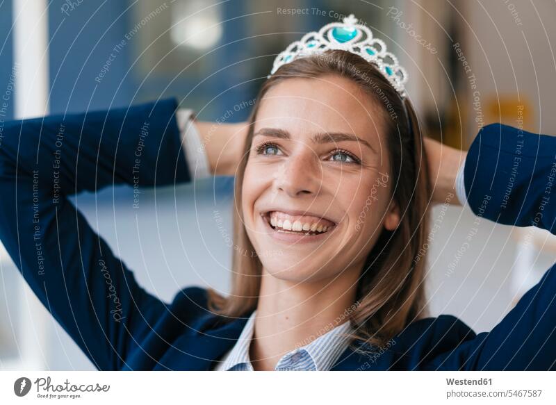 Ehrgeizige junge Frau trägt Krone als Auszeichnung für ihre Leistungen Erfolg Erfolge erfolgreich fröhlich Fröhlichkeit Frohsinn Heiterkeit besonders speziell