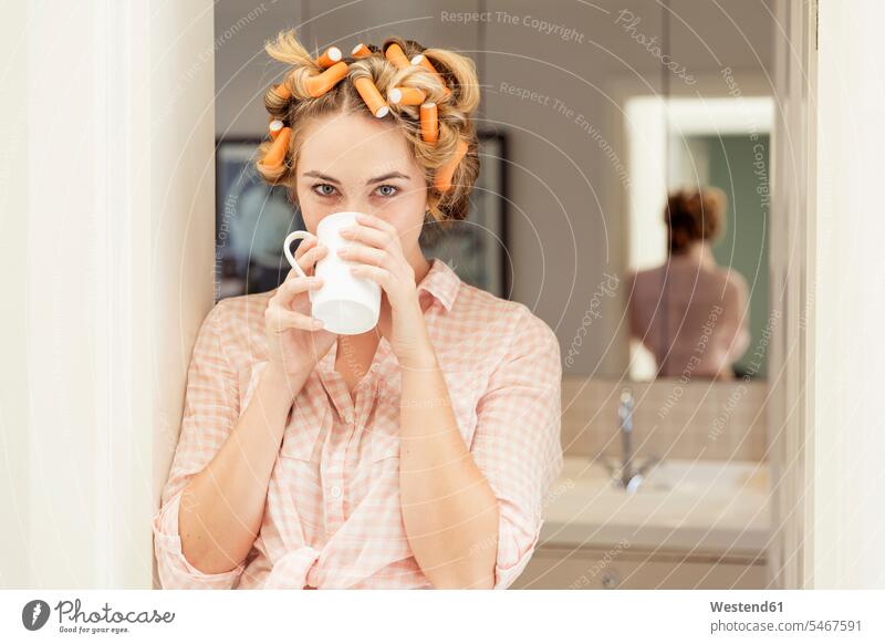 Porträt einer jungen Frau mit Lockenwicklern im Haar beim Kaffeetrinken Leute Menschen People Person Personen Europäisch Kaukasier kaukasisch 1 Ein ein Mensch
