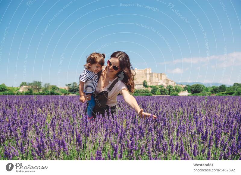 Frankreich, Grignan, Mutter und kleine Tochter haben Spaß zusammen im Lavendelfeld Spass Späße spassig Spässe spaßig Gemeinsam Zusammen Miteinander Mami Mutti