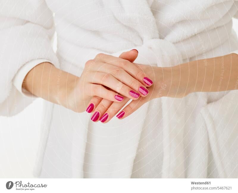 Junge Frau, Hände mit lackierten Nägeln Maniküre Manikuere Schön Wellness Gesundheit Hand pink pinkfarben rosa Fingernagel Fingernägel Beauty Schoenheit