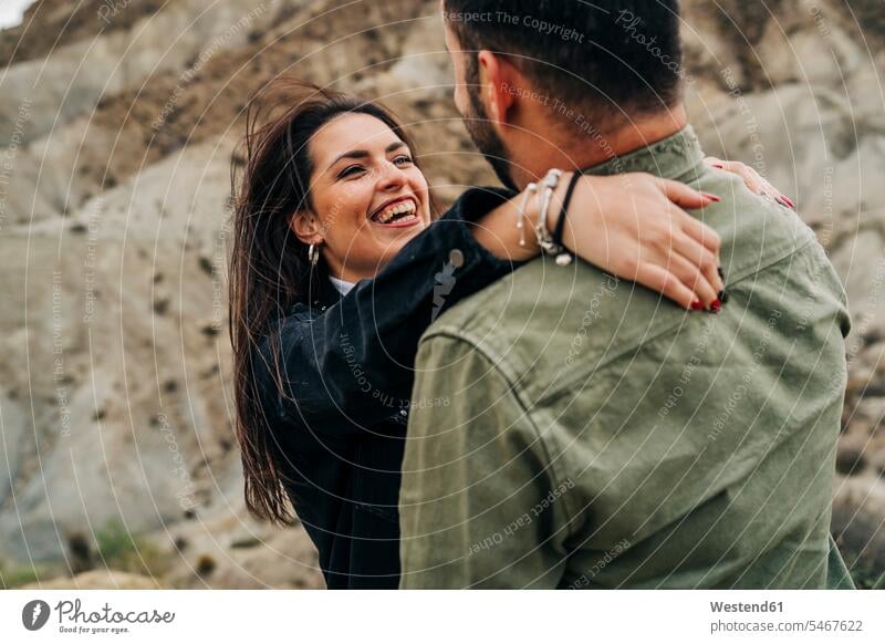 Glückliches junges Paar umarmt sich in ländlicher Landschaft, Almeria, Andalusien, Spanien Leute Menschen People Person Personen Europäisch Kaukasier kaukasisch