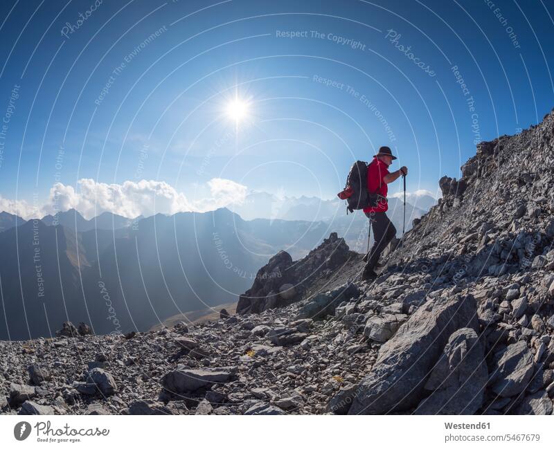 Grenzgebiet Italien Schweiz, älterer Mann beim Wandern in Berglandschaft am Piz Umbrail Gebirge Gebirgslandschaft Gebirgskette Gebirgszug Berge wandern