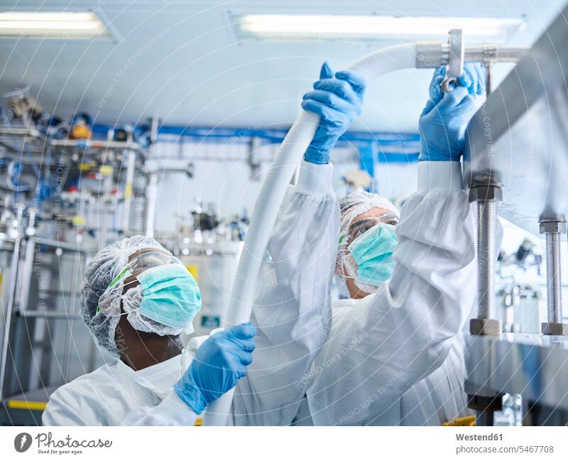 Chemielaboranten passen Schlauch an Chemiker Chemikanten Labor Labore Laborant Laboranten Schläuche Schlaeuche arbeiten Arbeit Gemeinsam Zusammen Miteinander