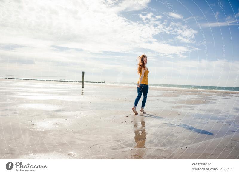 Frau entspannt sich am Strand, spaziert herum Beach Straende Strände Beaches gehen gehend geht Unbeschwert Sorglos rothaarig rote Haare rothaarige rotes Haar