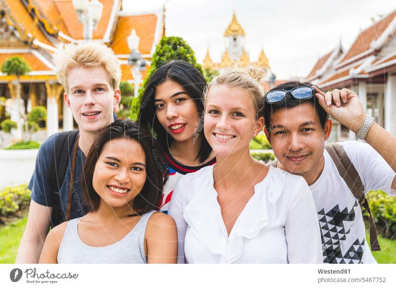 Thailand, Bangkok, Gruppenbild von fünf Freunden beim Besuch einer Tempelanlage Gruppenaufnahme Gruppenfoto Freundschaft Kameradschaft Gebäude Bauwerk Bauwerke