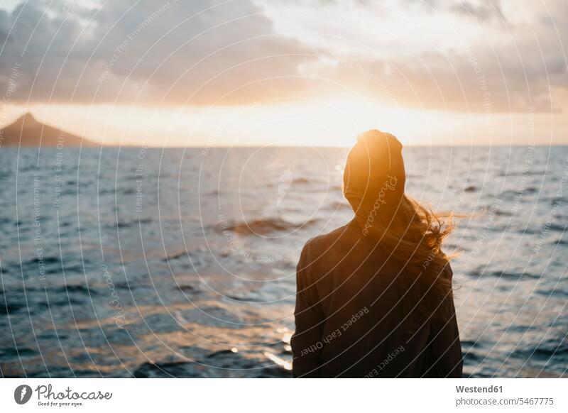Südafrika, junge Frau mit Wollmütze während Bootsfahrt bei Sonnenuntergang Mütze Mützen weiblich Frauen Fernweh Reiselust Individualität Individuell Abenteuer