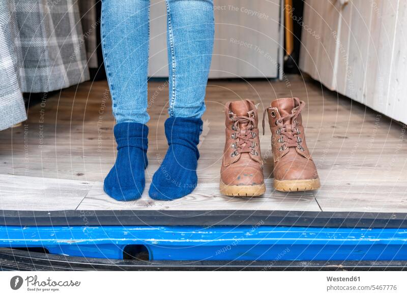 Weibliche Füße und Stiefel an der Tür eines Wohnmobils Farbaufnahme Farbe Farbfoto Farbphoto Außenaufnahme außen draußen im Freien Tag Tageslichtaufnahme