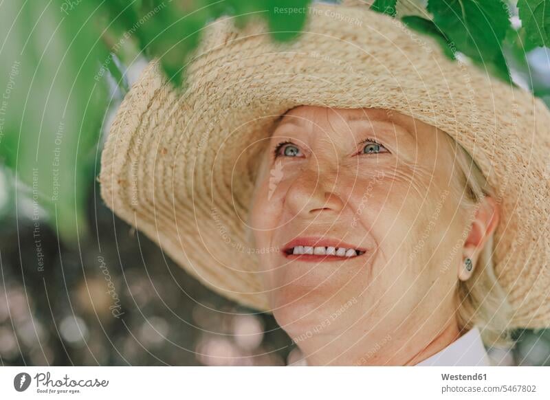 Nahaufnahme einer lächelnden älteren Frau mit Hut, die nach oben schaut Farbaufnahme Farbe Farbfoto Farbphoto Spanien Freizeitbeschäftigung Muße Zeit Zeit haben