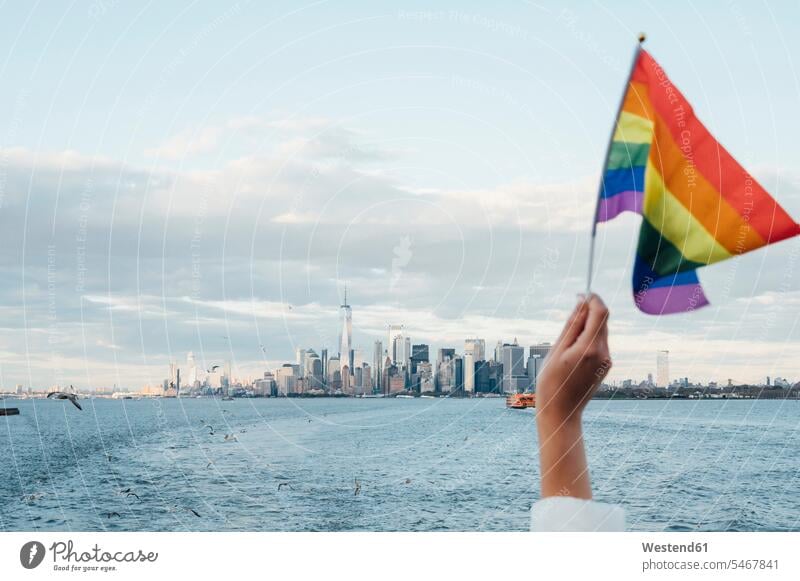 Hand wehende LGBT-Flagge in NYC, USA Leute Menschen People Person Personen Europäisch Kaukasier kaukasisch 1 Ein ein Mensch eine nur eine Person single